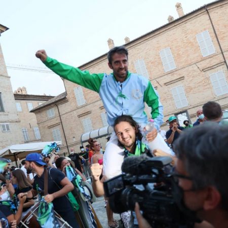 Migheli in trionfo dopo la vittoria a Fermo